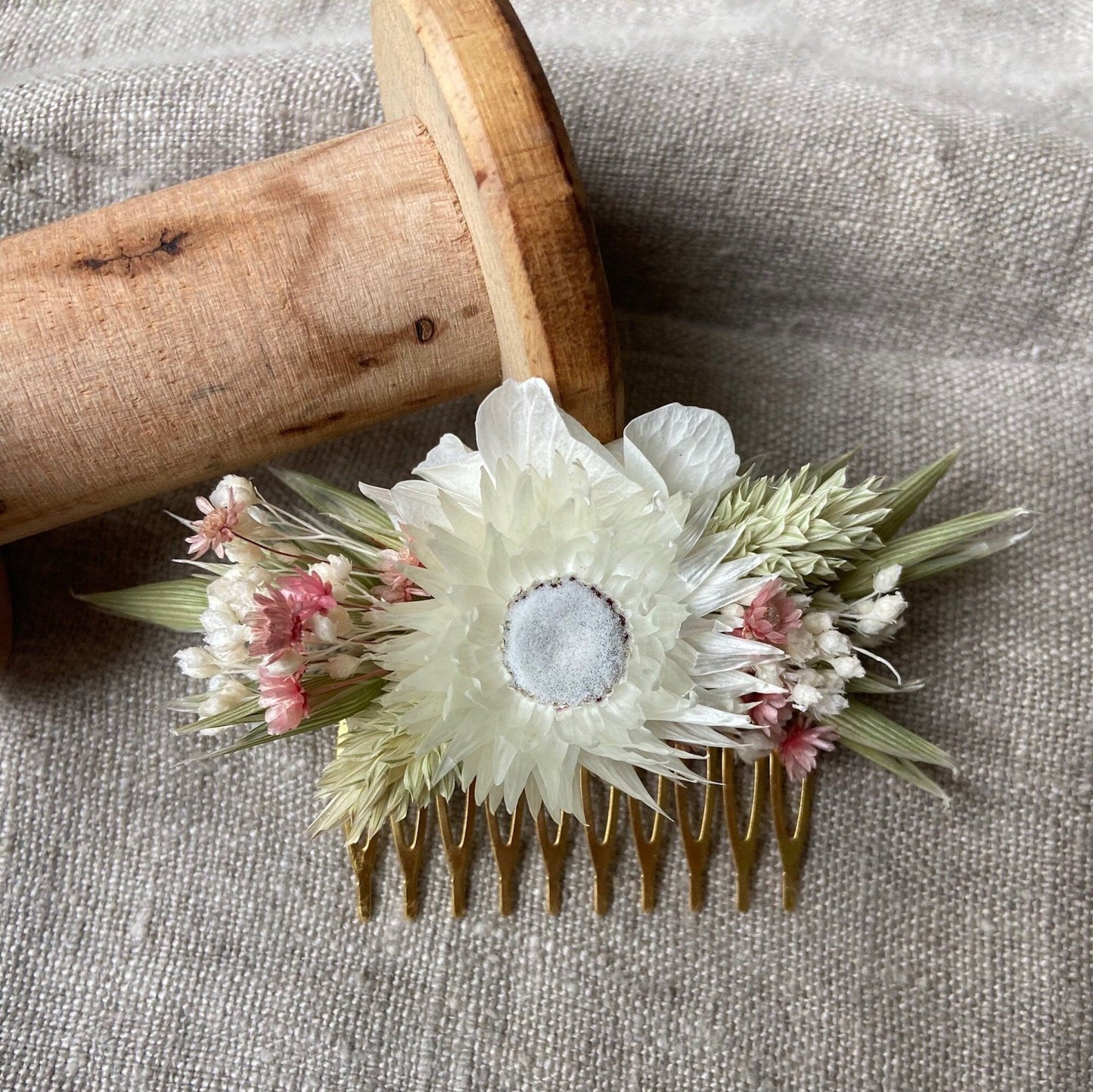 Couronnes fleurs séchées BIANCA accessoires mariage et autres évènements. Bouquets, Peignes, couronnes, boutonnières, bracelets, barrettes. Product vendor