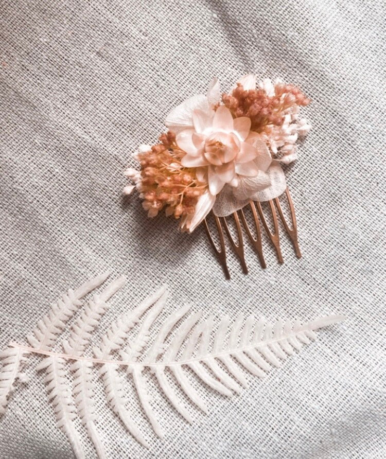 Boutonnière fleurs séchées SUNSET, accessoires mariages et autres évènements. Bouquets, Peignes, couronnes, bracelets, barrettes. Product vendor