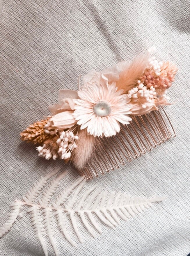 Boutonnière fleurs séchées SUNSET, accessoires mariages et autres évènements. Bouquets, Peignes, couronnes, bracelets, barrettes. Product vendor