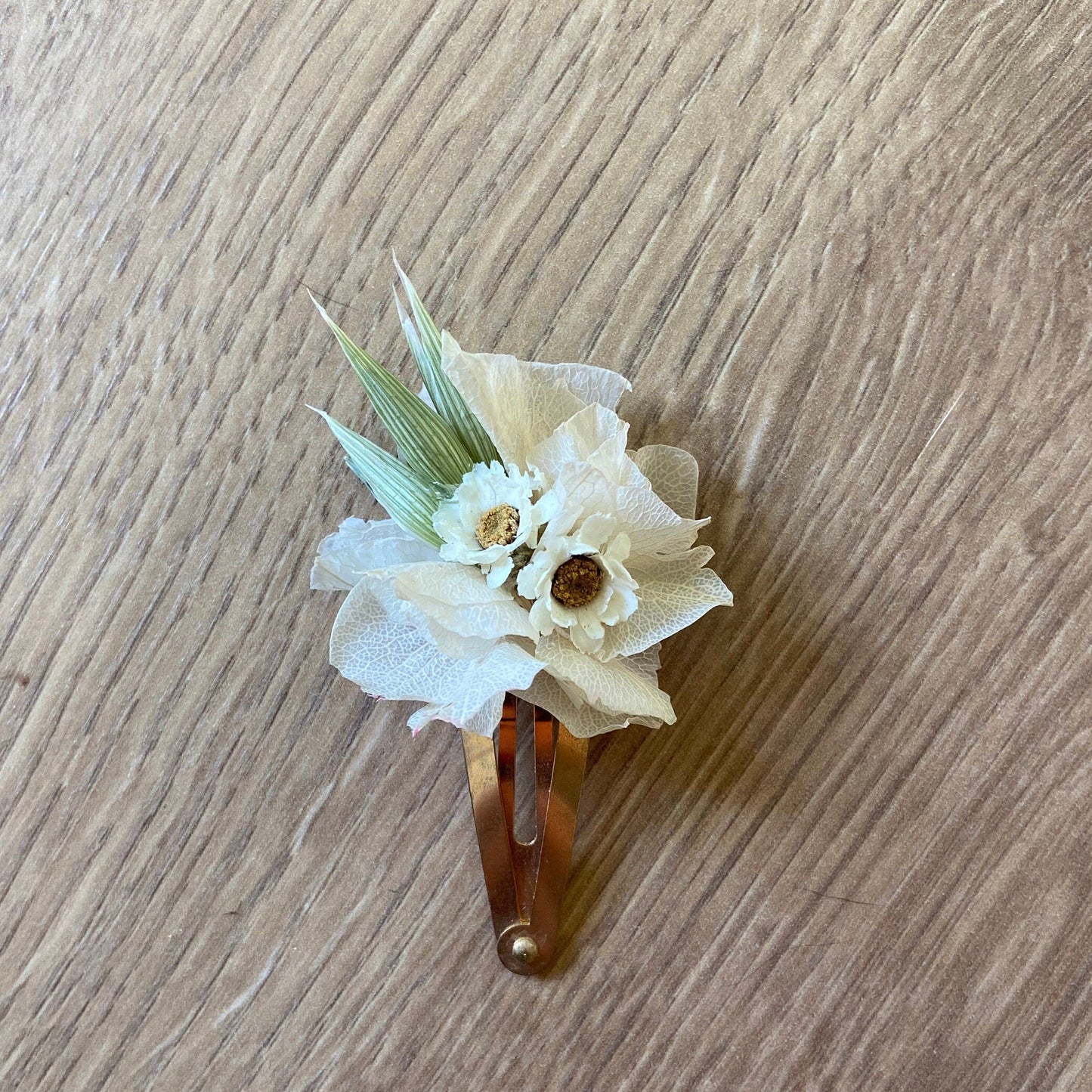 Barrettes fleurs séchées FOLK accessoires mariages et autres évènements. Bouquets, couronnes, boutonnières, bracelets, peignes... Product vendor