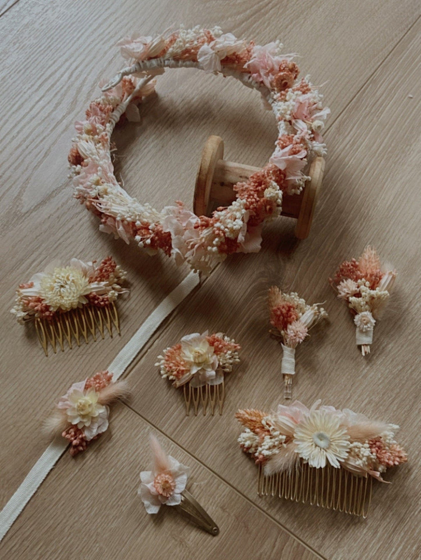 Boutonnière fleurs séchées SUNSET, accessoires mariages et autres évènements. Bouquets, Peignes, couronnes, bracelets, barrettes. Product vendor