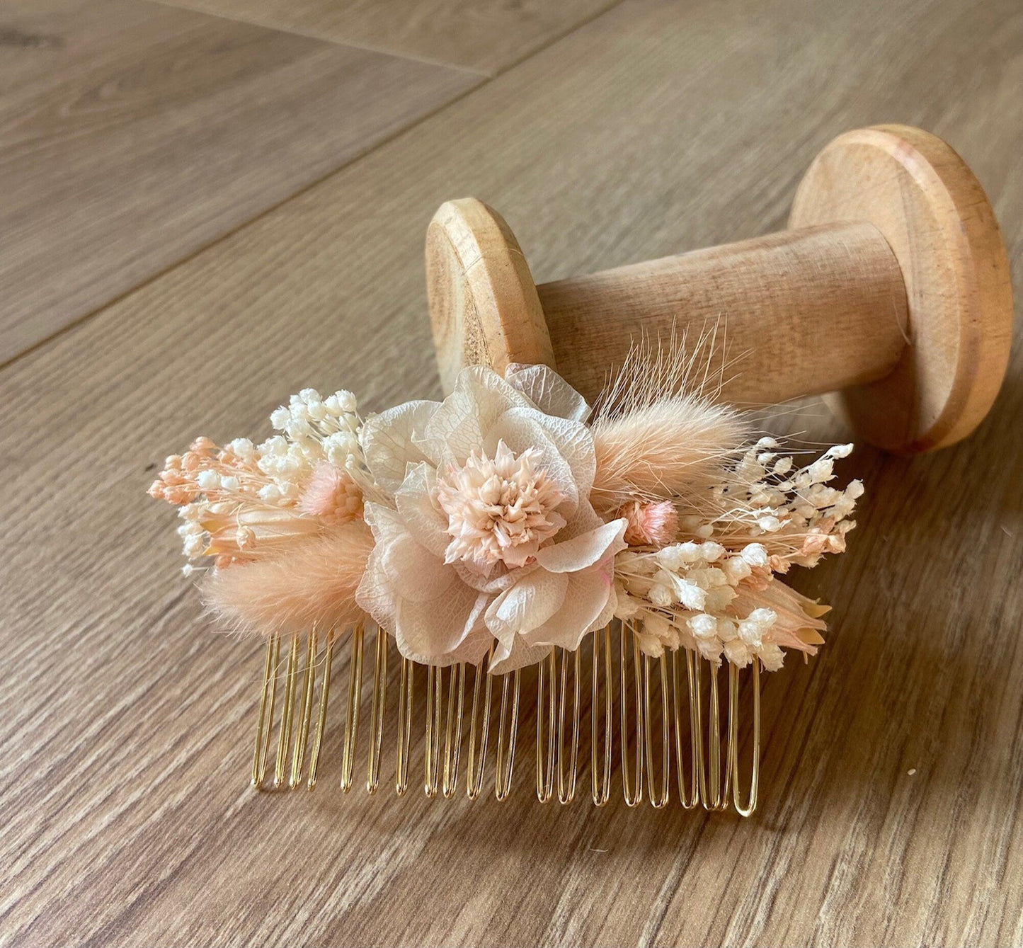 Peignes fleurs séchées NUDE accessoires mariage et autres évènements. Bouquets, Peignes, couronnes, bracelets, boutonnières. Product vendor