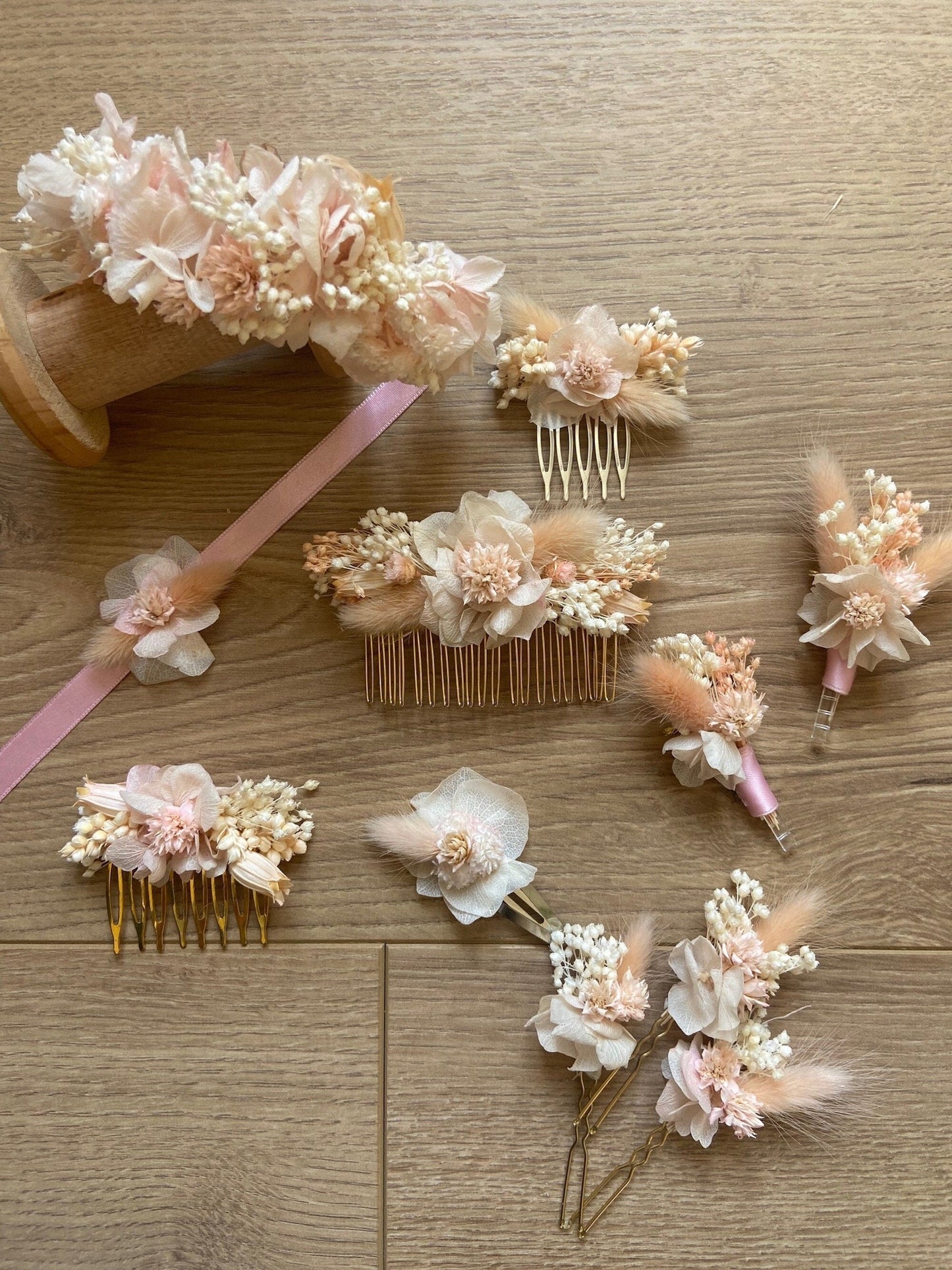 Peignes fleurs séchées NUDE accessoires mariage et autres évènements. Bouquets, Peignes, couronnes, bracelets, boutonnières. Product vendor