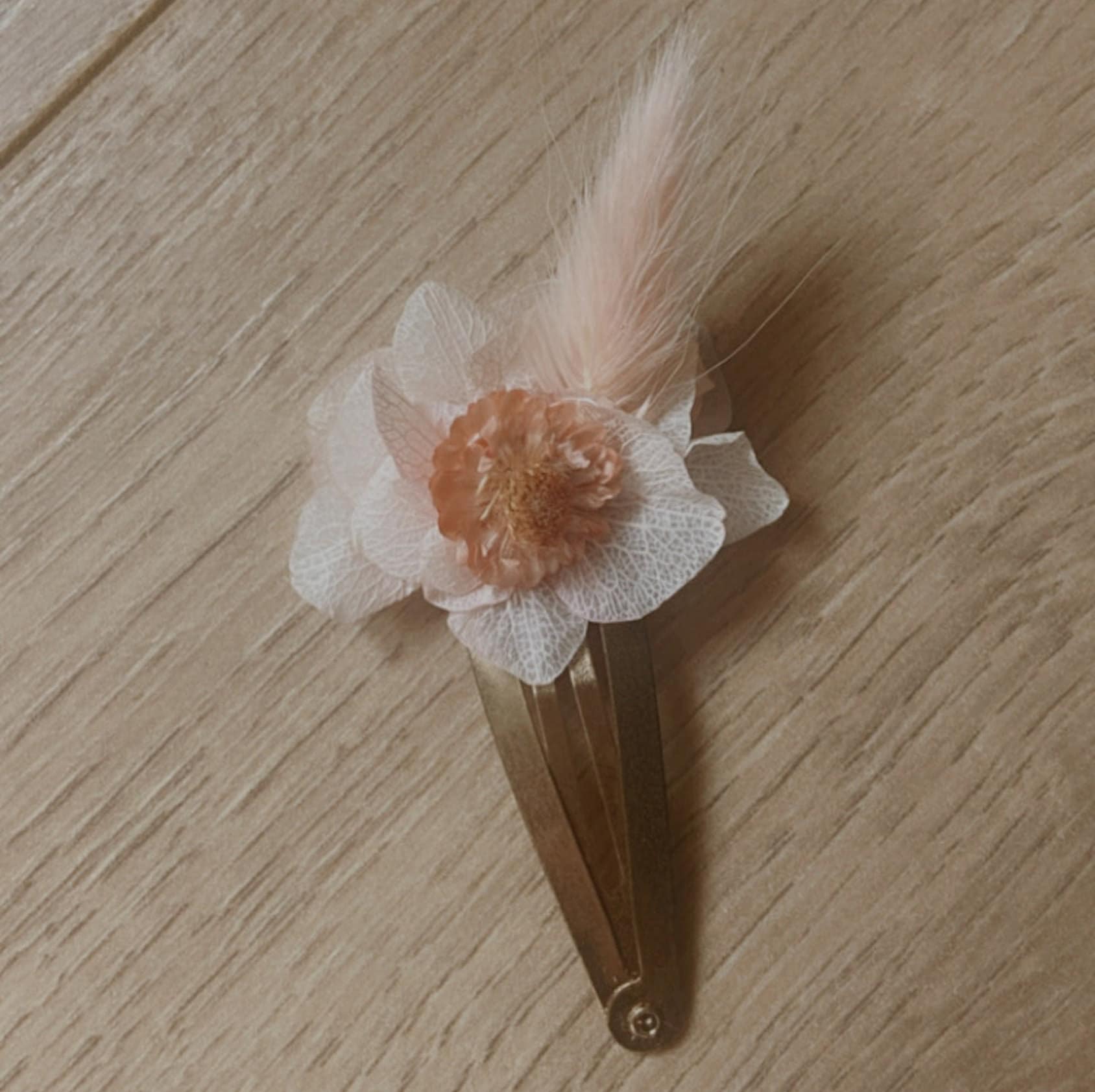 Barrette fleurs séchées SUNSET, accessoires mariages et autres évènements. Bouquets, Peignes, couronnes, bracelets, boutonnières, barrettes. Product vendor