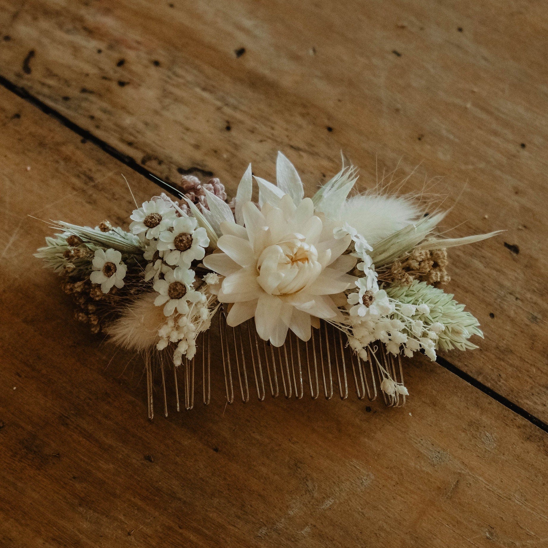 Barrettes fleurs séchées FOLK accessoires  mariages et autres évènements. Bouquets, couronnes, boutonnières, bracelets, peignes... Product vendor