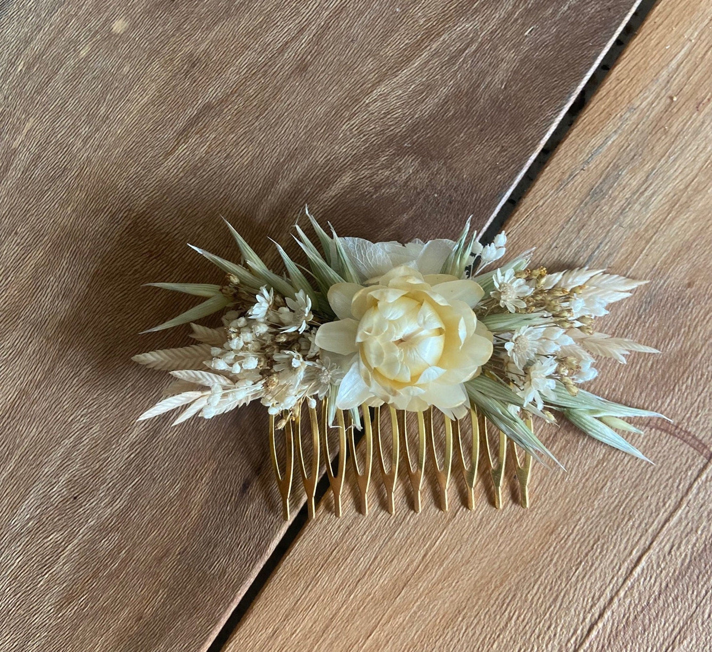 Barrettes fleurs séchées FOLK accessoires  mariages et autres évènements. Bouquets, couronnes, boutonnières, bracelets, peignes... Product vendor