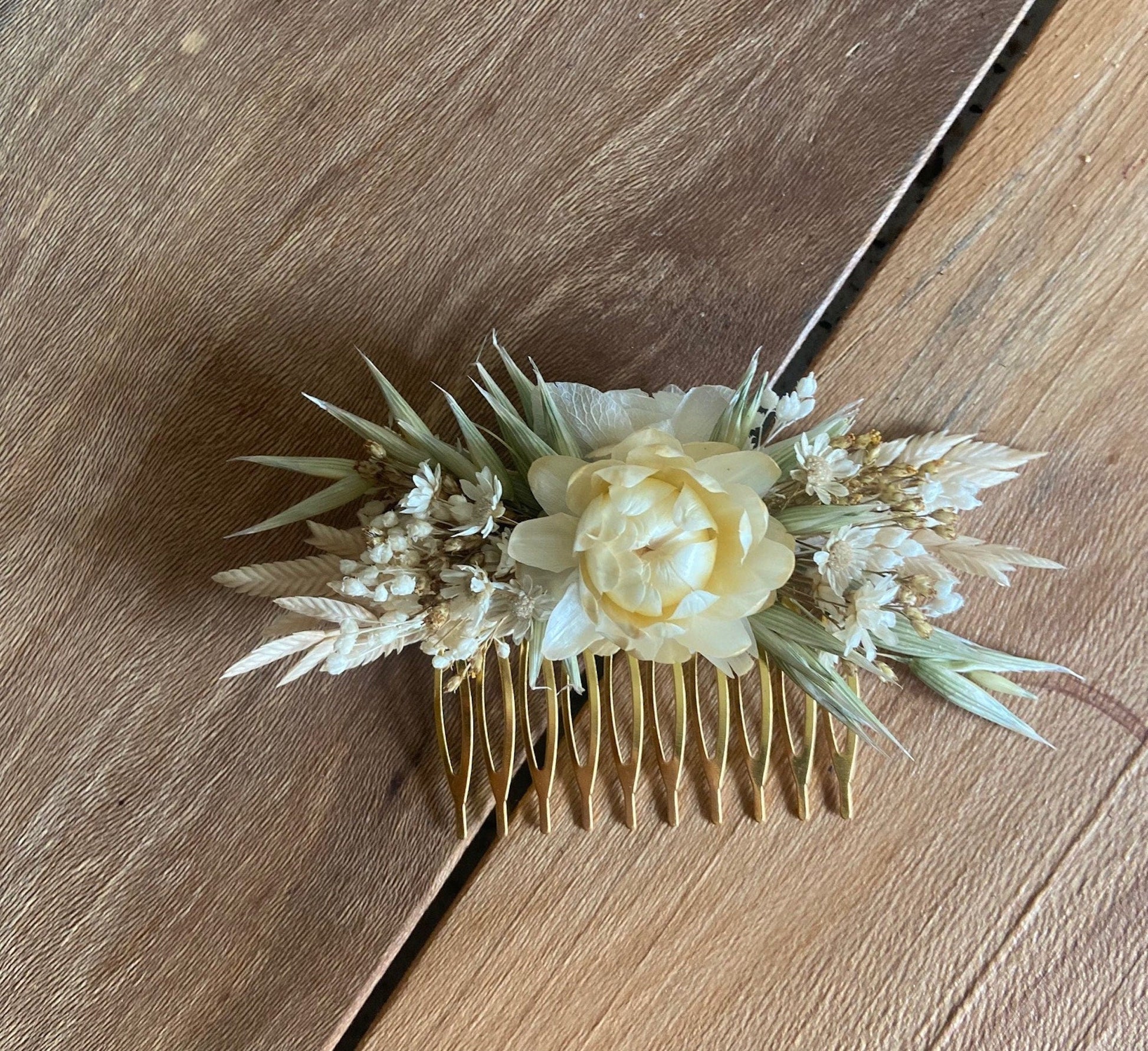 Barrettes fleurs séchées FOLK accessoires  mariages et autres évènements. Bouquets, couronnes, boutonnières, bracelets, peignes... Product vendor