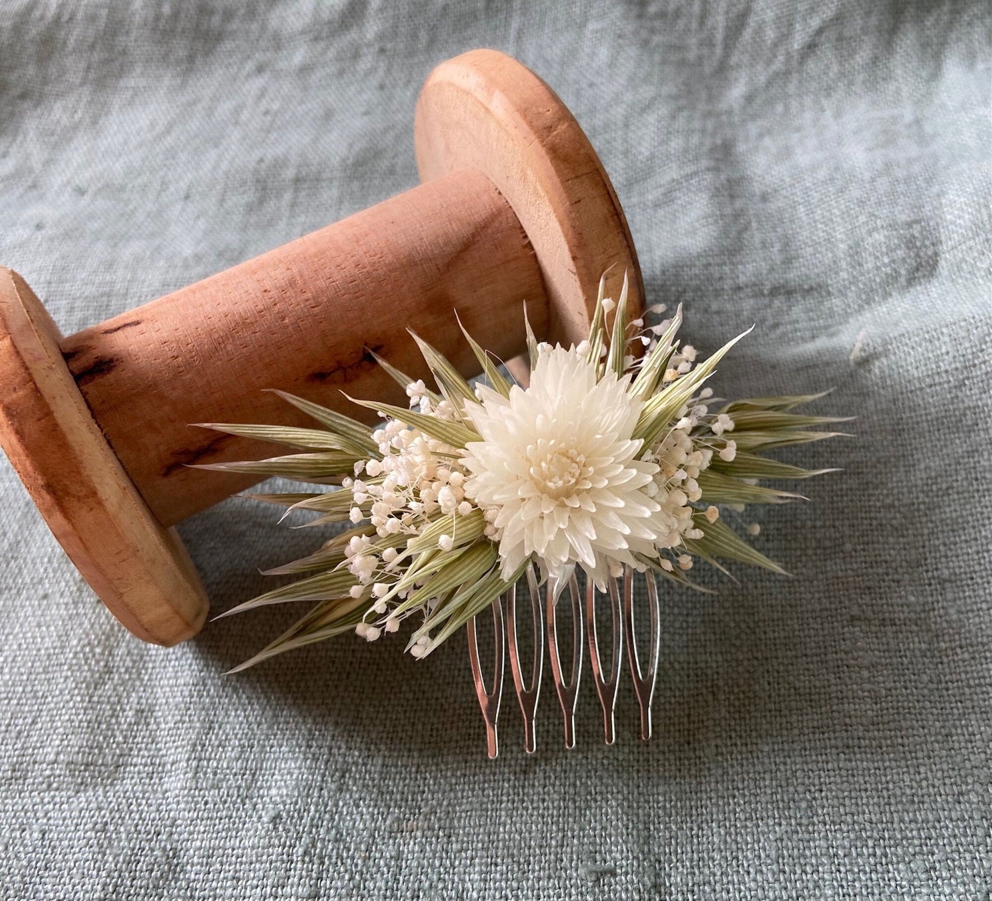 Boutonnières fleurs séchées AMANDE accessoires mariage, autres évènements. Bouquets, Peignes, couronnes, bracelets, boutonnières, barrettes. Product vendor