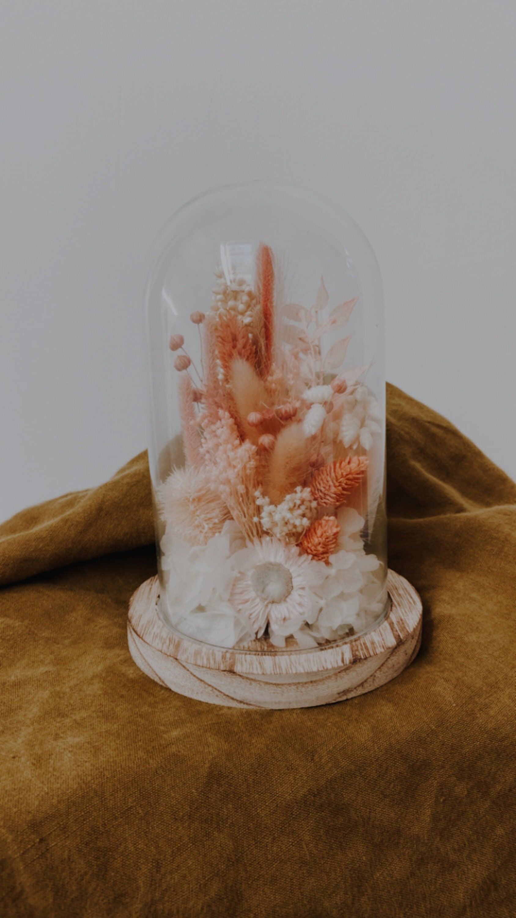Cloche " SANDRO " décoration d' intérieur en fleurs séchées rose, corail, poudre, nude Product vendor