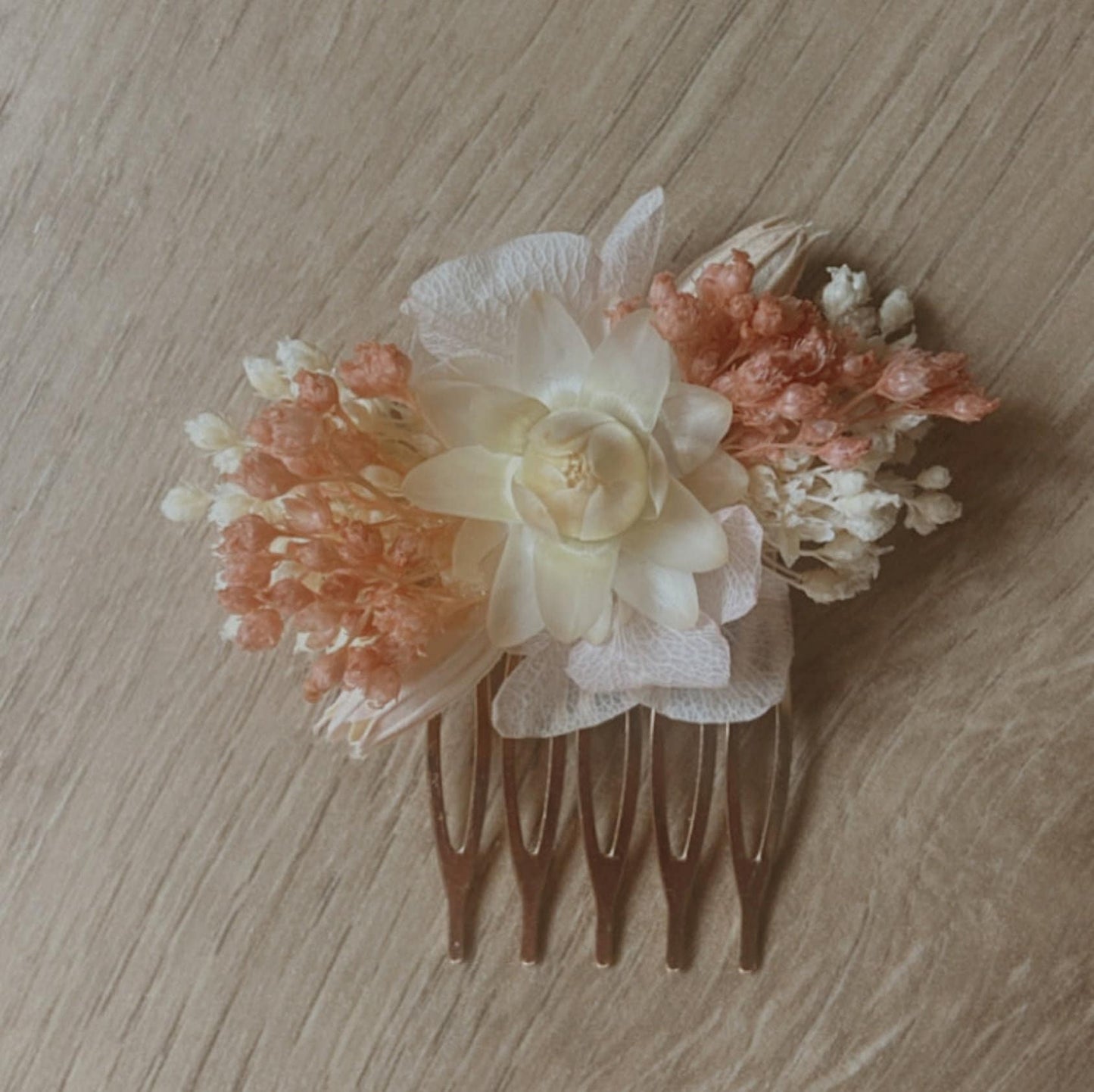 Barrette fleurs séchées SUNSET, accessoires mariages et autres évènements. Bouquets, Peignes, couronnes, bracelets, boutonnières, barrettes. Product vendor