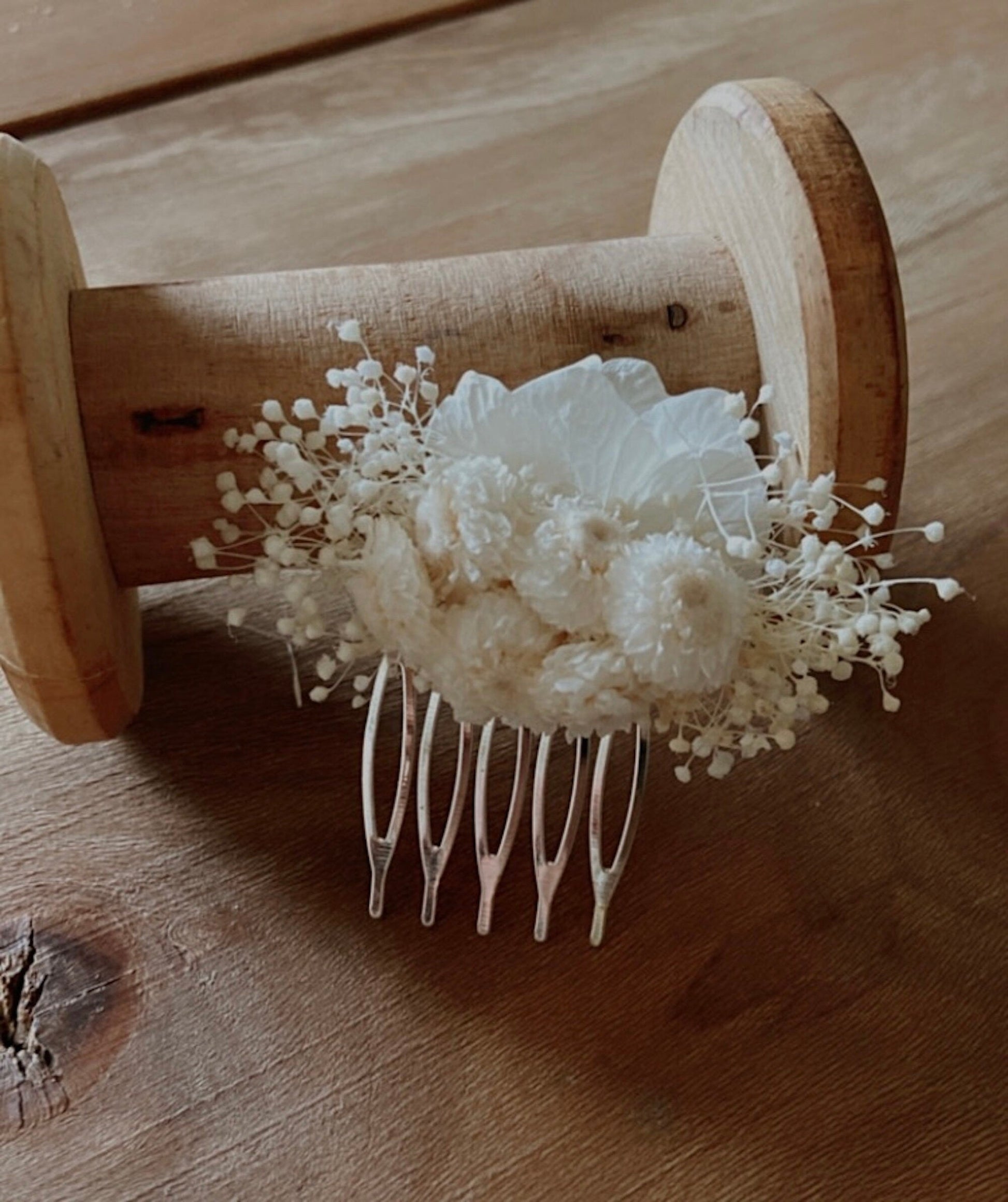 Peignes fleurs séchées PURE accessoires mariage et autres évènements. Bouquets, Peignes, couronnes, boutonnières, bracelets, barrettes.. Product vendor