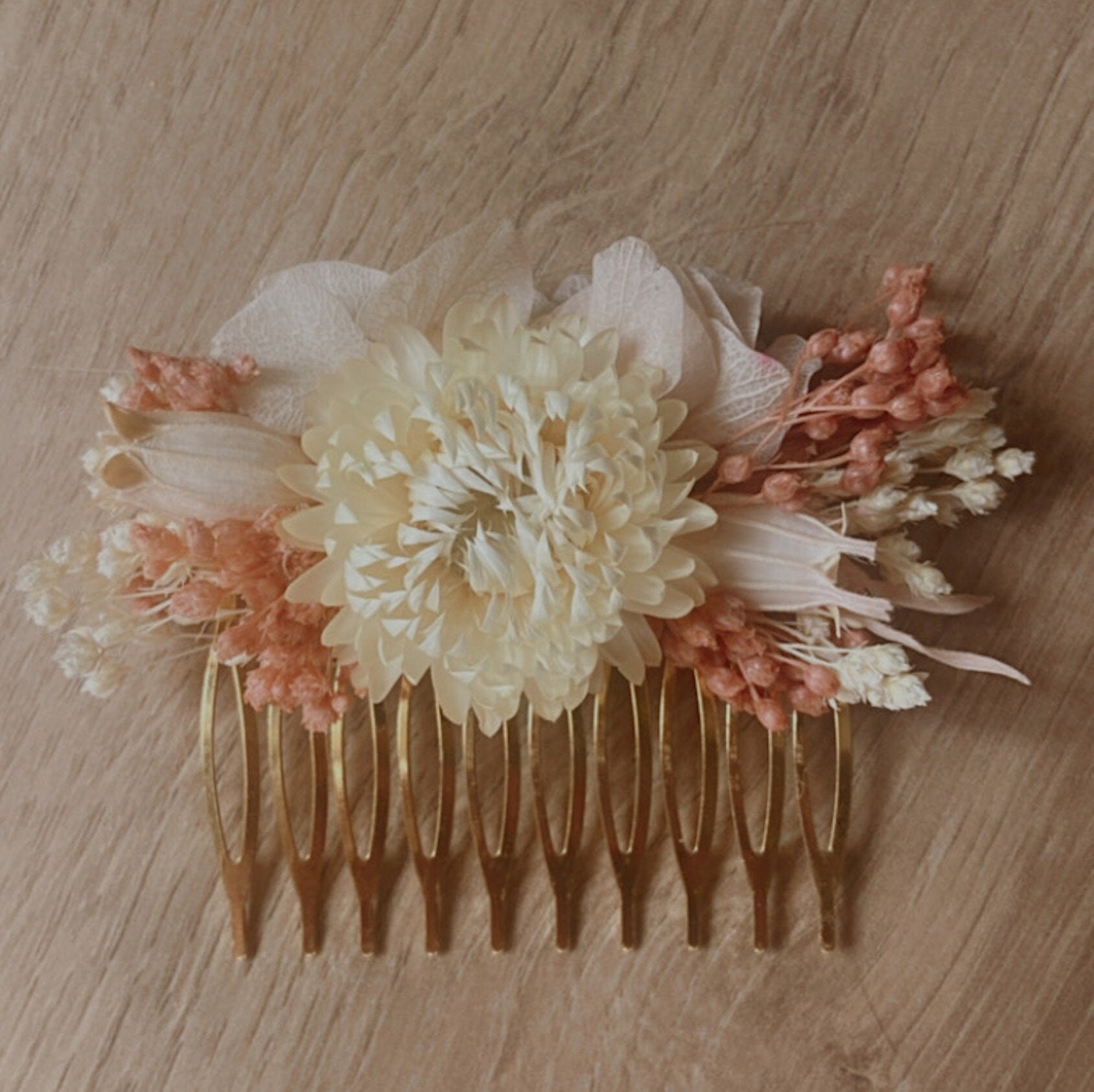 Barrette fleurs séchées SUNSET, accessoires mariages et autres évènements. Bouquets, Peignes, couronnes, bracelets, boutonnières, barrettes. Product vendor