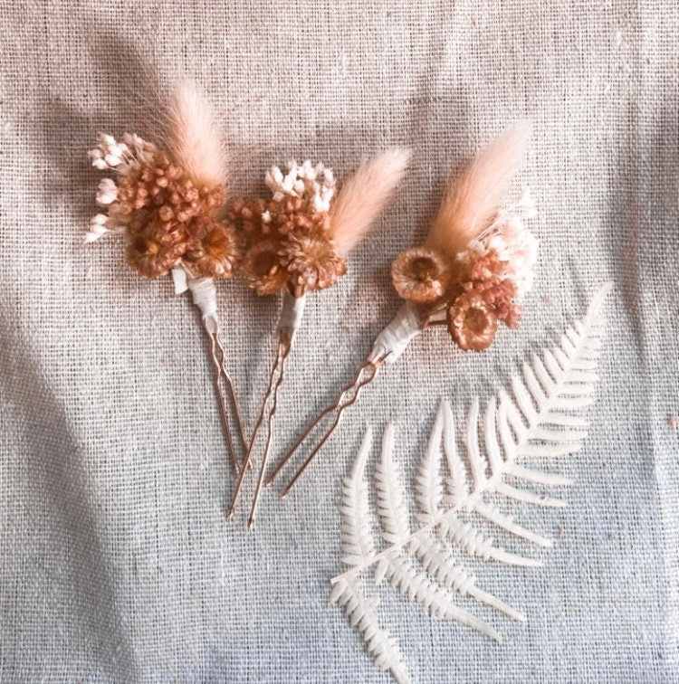Boutonnière fleurs séchées SUNSET, accessoires mariages et autres évènements. Bouquets, Peignes, couronnes, bracelets, barrettes. Product vendor