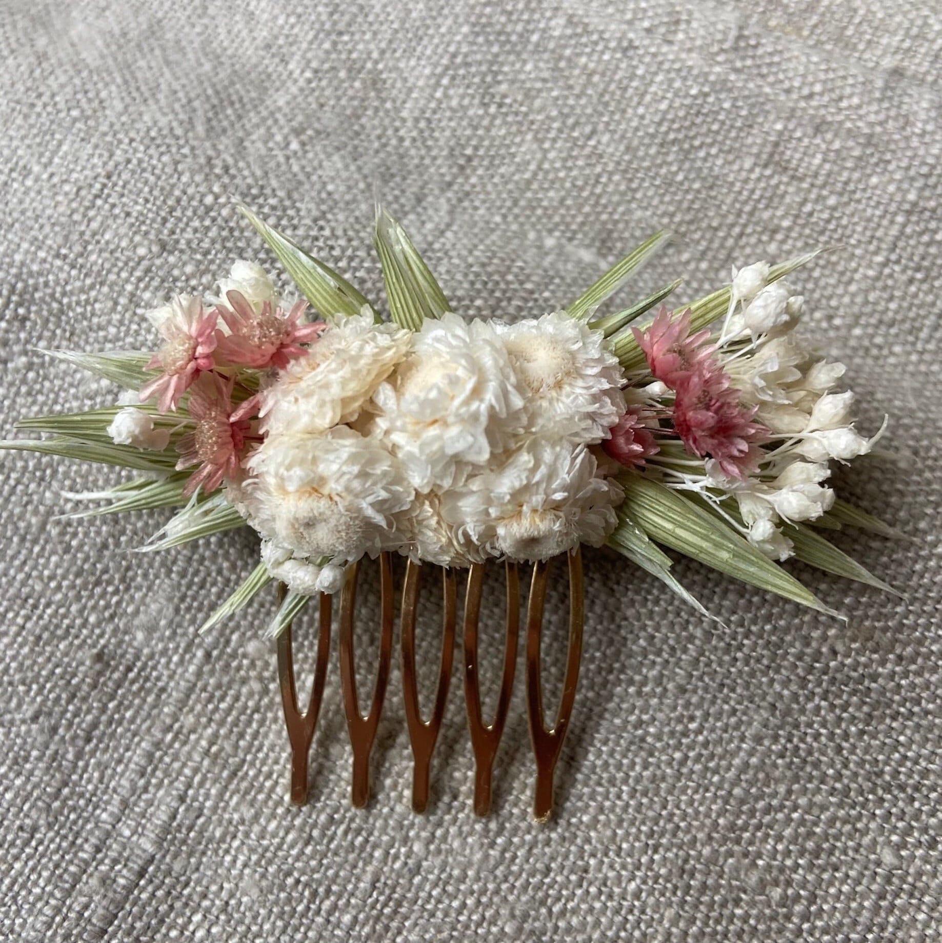 Couronnes fleurs séchées BIANCA accessoires mariage et autres évènements. Bouquets, Peignes, couronnes, boutonnières, bracelets, barrettes. Product vendor