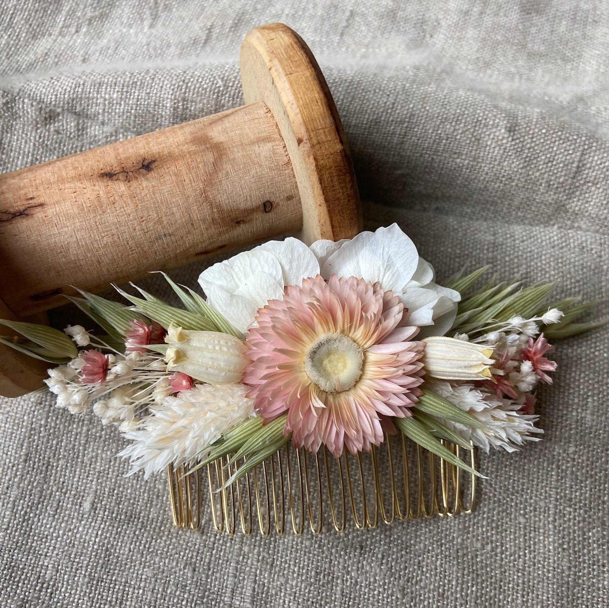 Couronnes fleurs séchées BIANCA accessoires mariage et autres évènements. Bouquets, Peignes, couronnes, boutonnières, bracelets, barrettes. Product vendor