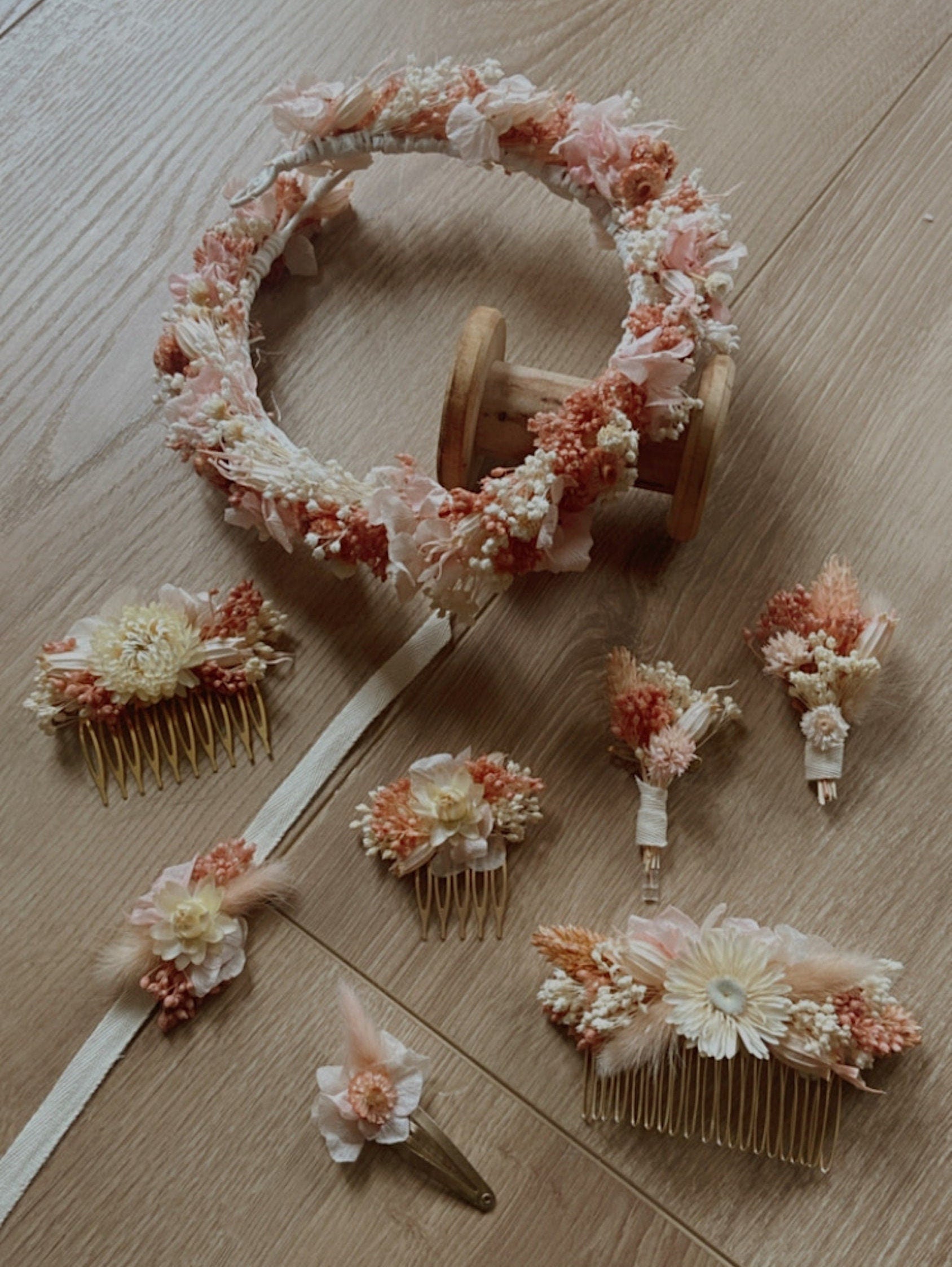 Couronne fleurs séchées SUNSET accessoires mariages et autres évènements . Bouquets, peignes, couronnes, bracelets, boutonnières, barrettes. Product vendor