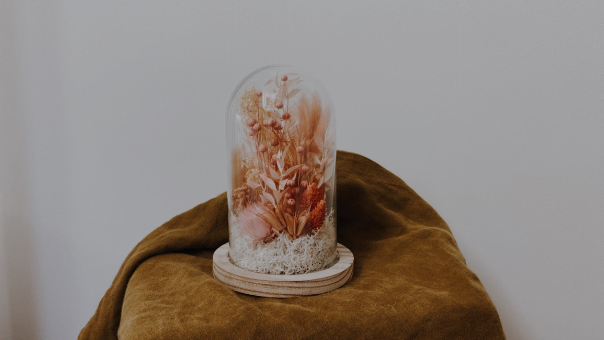Cloche " SANDRO " décoration d' intérieur en fleurs séchées rose, corail, poudre, nude Product vendor
