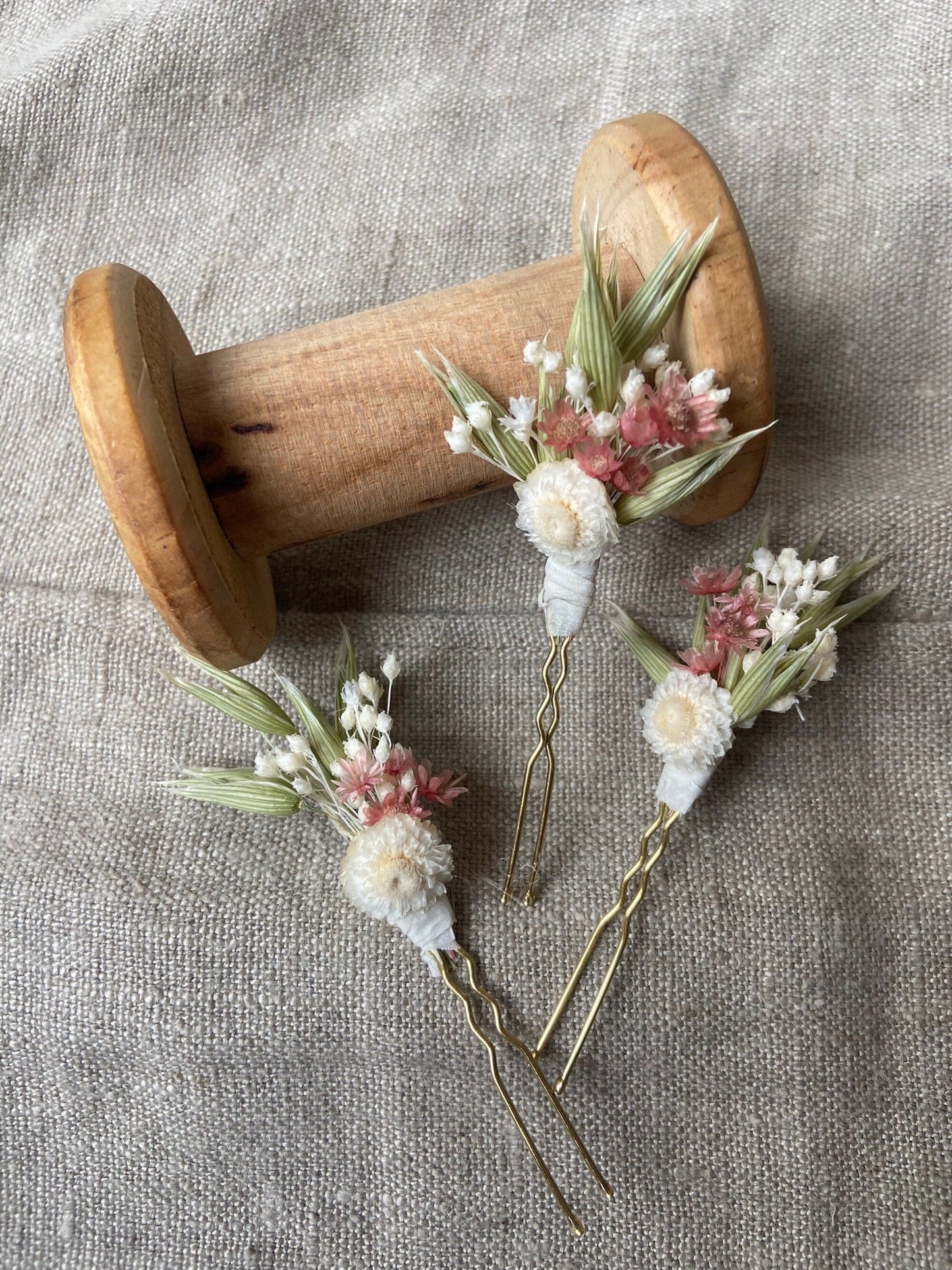 Couronnes fleurs séchées BIANCA accessoires mariage et autres évènements. Bouquets, Peignes, couronnes, boutonnières, bracelets, barrettes. Product vendor