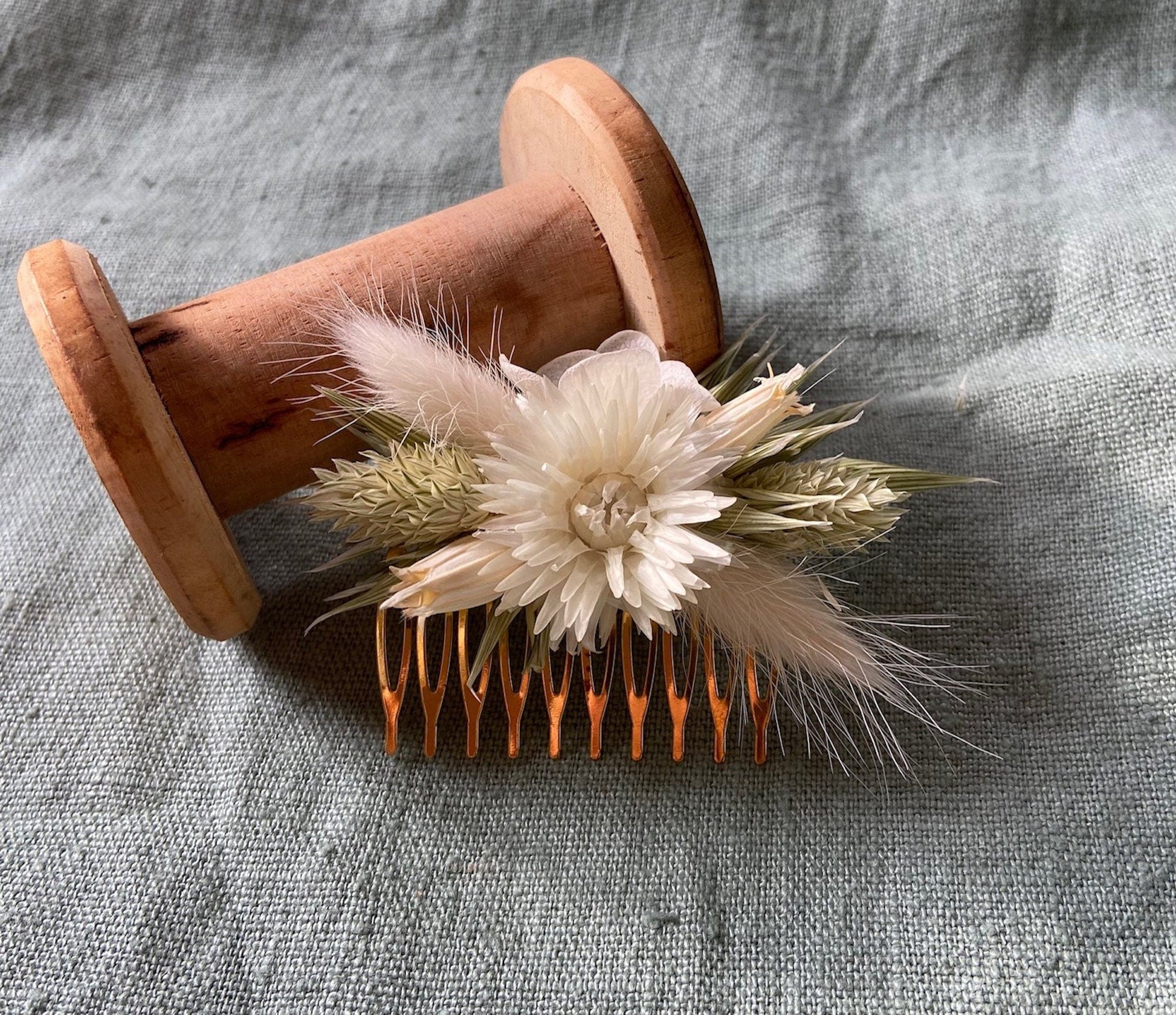 Boutonnières fleurs séchées AMANDE accessoires mariage, autres évènements. Bouquets, Peignes, couronnes, bracelets, boutonnières, barrettes. Product vendor