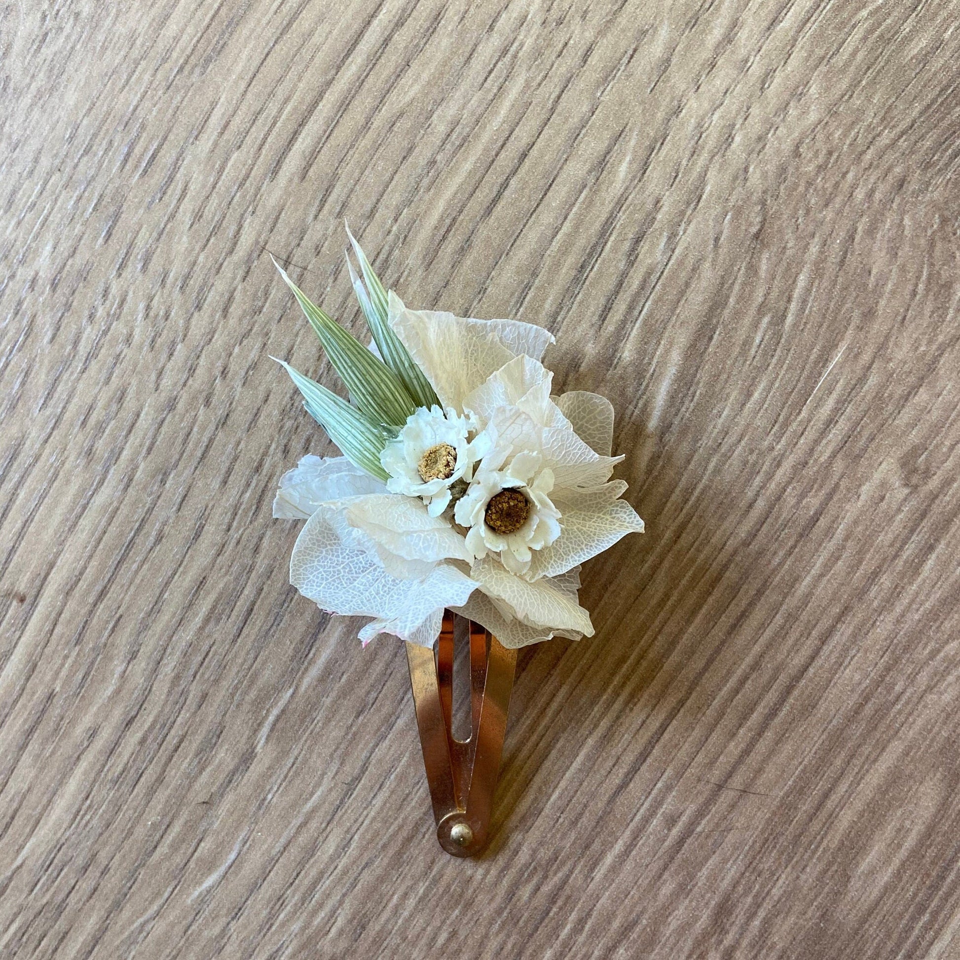 Barrettes fleurs séchées FOLK accessoires  mariages et autres évènements. Bouquets, couronnes, boutonnières, bracelets, peignes... Product vendor