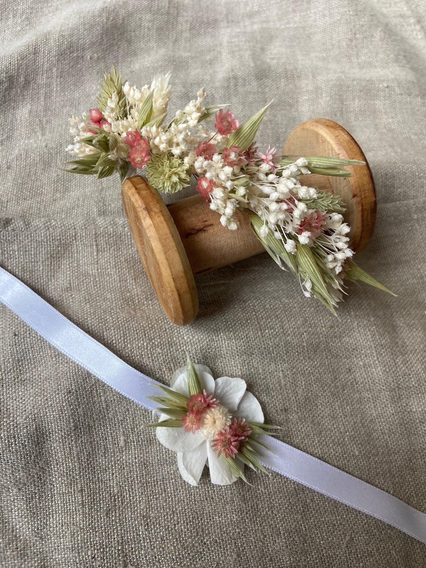 Couronnes fleurs séchées BIANCA accessoires mariage et autres évènements. Bouquets, Peignes, couronnes, boutonnières, bracelets, barrettes. Product vendor