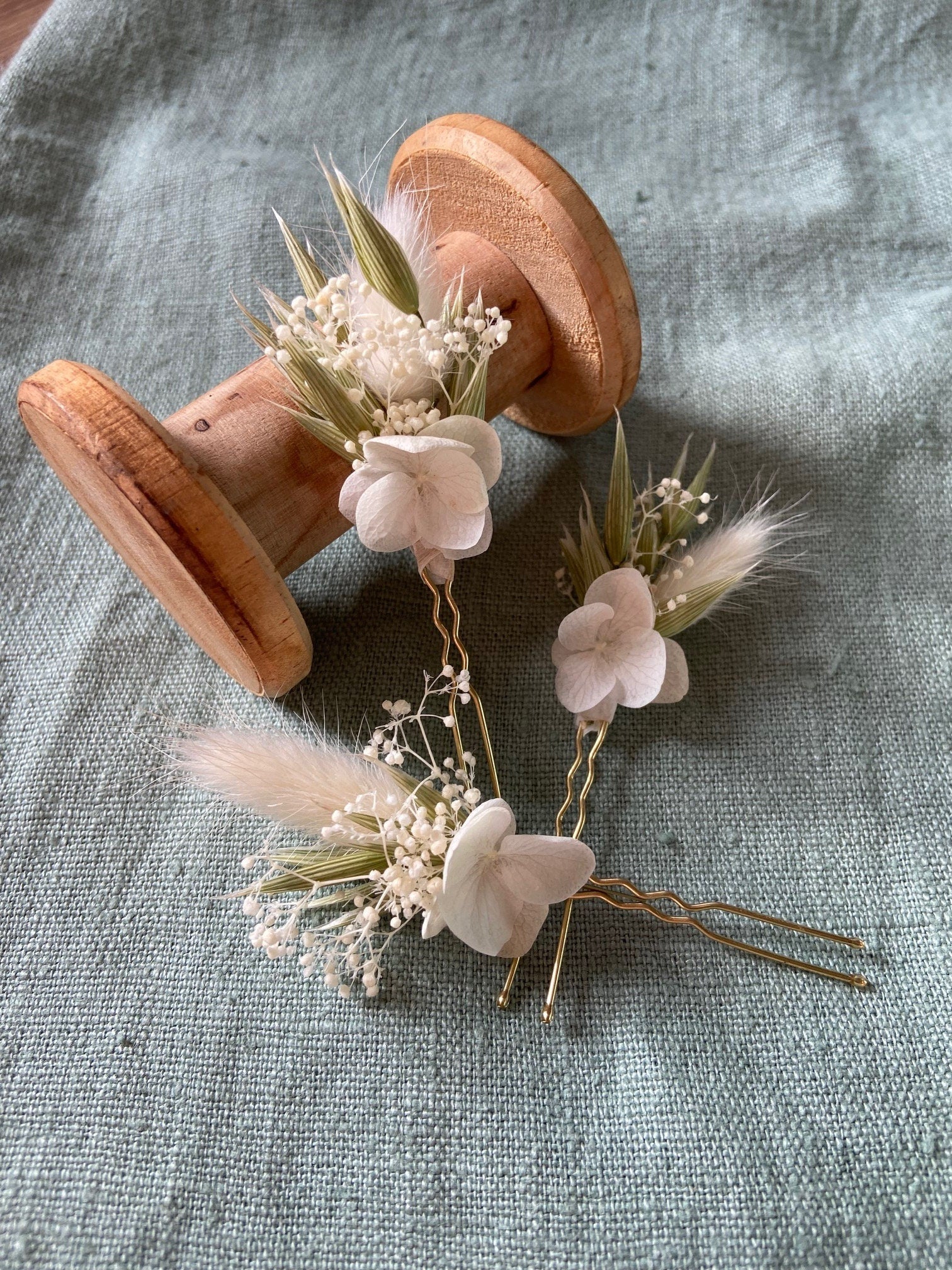 Bracelets fleurs séchées AMANDE accessoires mariage, autres évènements. Bouquets, Peignes, couronnes, bracelets, boutonnières, barrettes. Product vendor