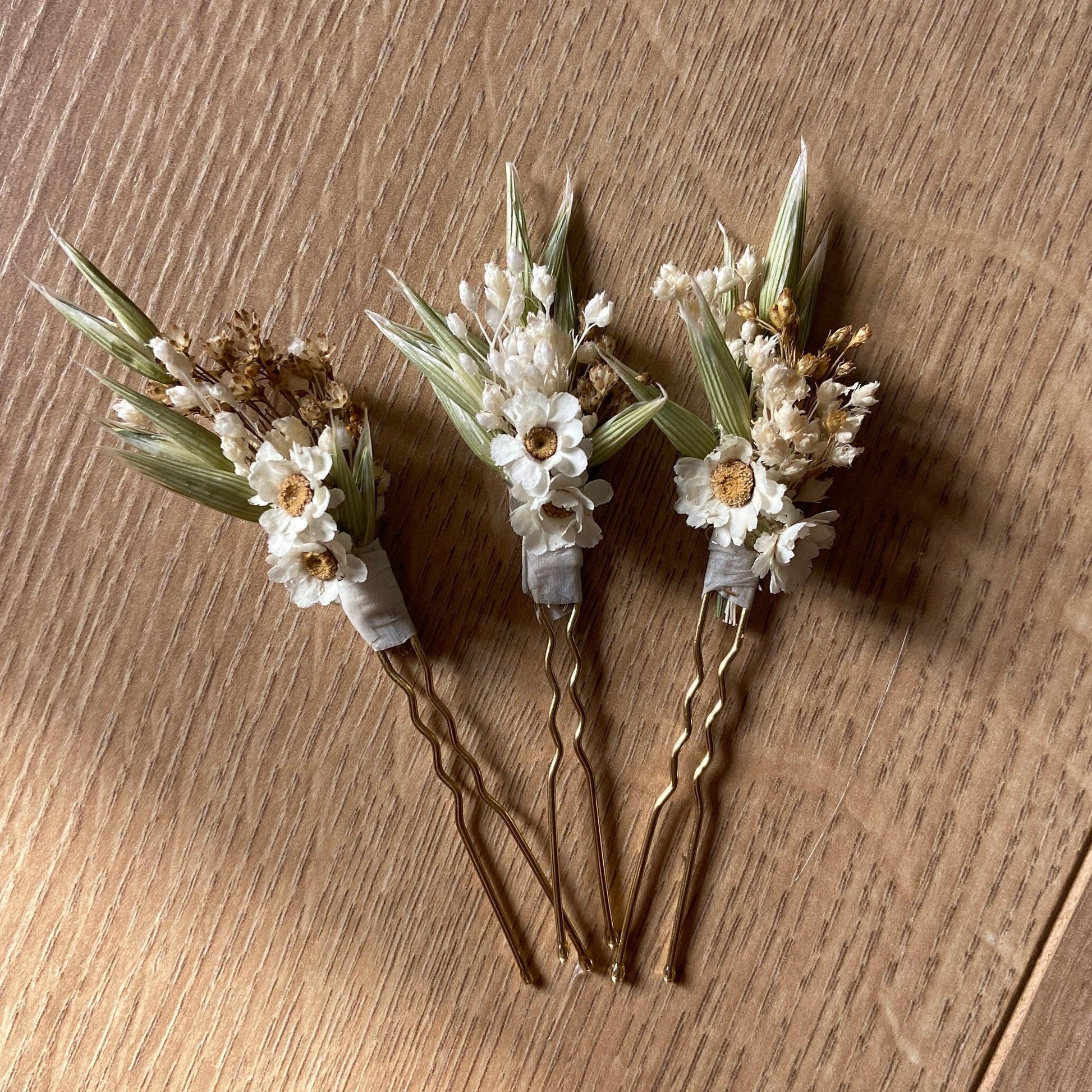 Barrettes fleurs séchées FOLK accessoires  mariages et autres évènements. Bouquets, couronnes, boutonnières, bracelets, peignes... Product vendor