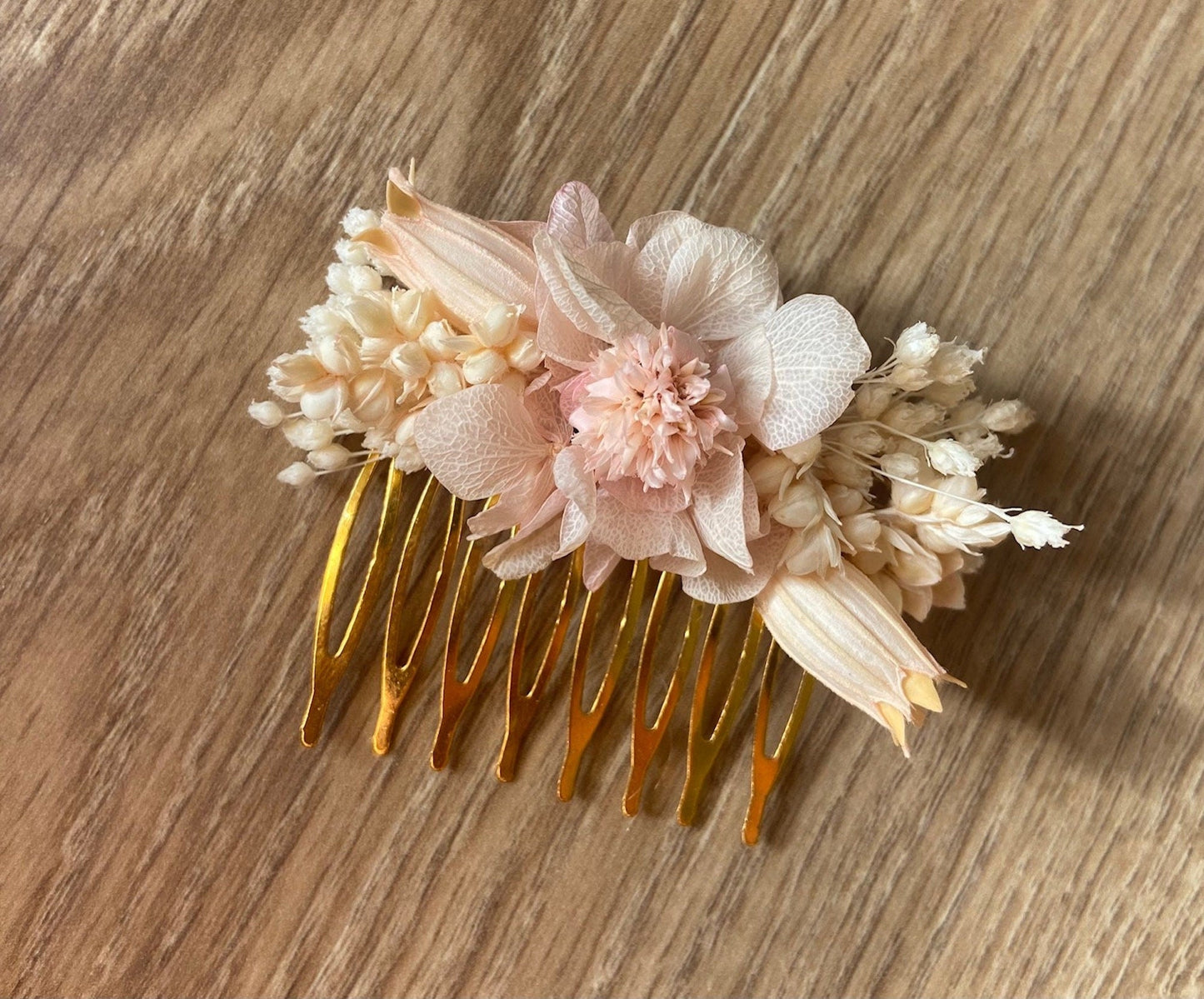 Peignes fleurs séchées NUDE accessoires mariage et autres évènements. Bouquets, Peignes, couronnes, bracelets, boutonnières. Product vendor