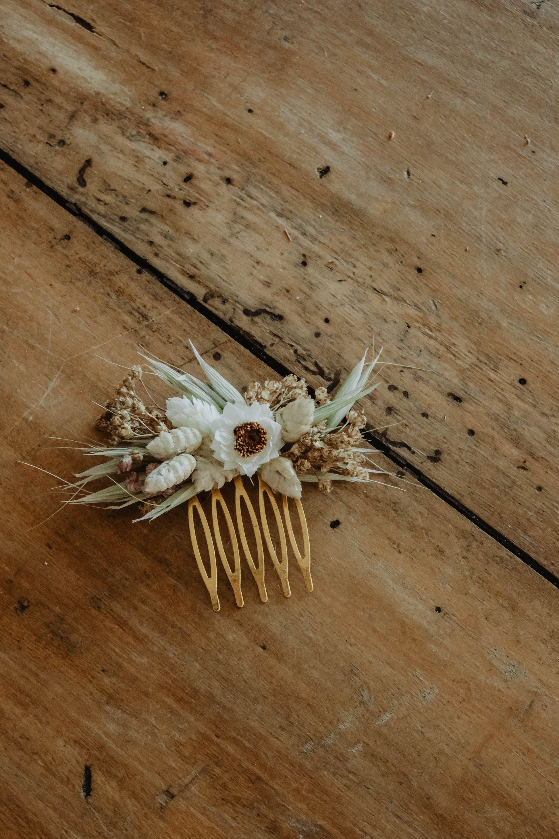 Barrettes fleurs séchées FOLK accessoires  mariages et autres évènements. Bouquets, couronnes, boutonnières, bracelets, peignes... Product vendor
