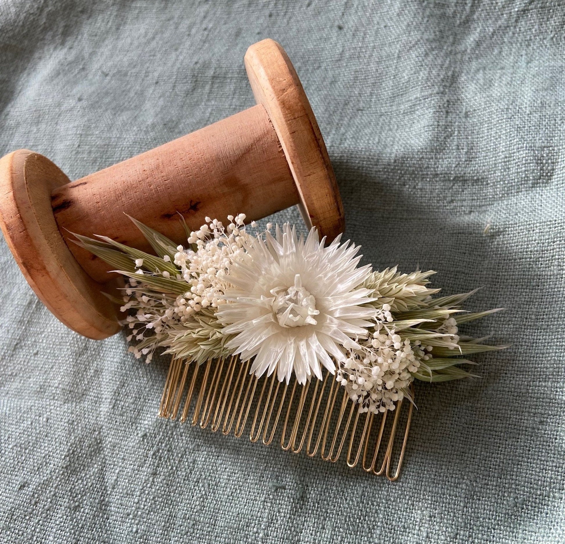 Boutonnières fleurs séchées AMANDE accessoires mariage, autres évènements. Bouquets, Peignes, couronnes, bracelets, boutonnières, barrettes. Product vendor