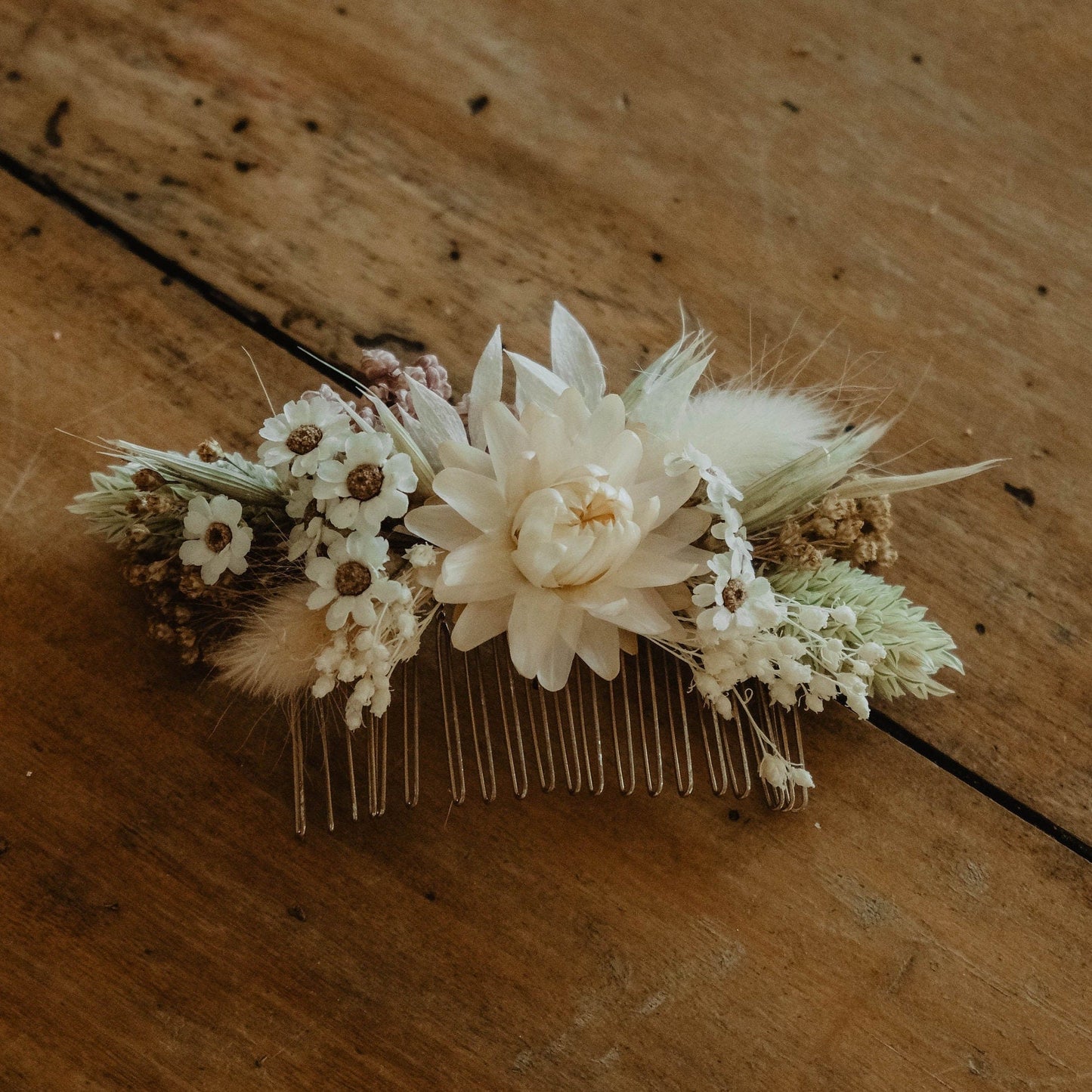 Bracelets fleurs séchées FOLK, accessoires mariages et autres évènements. Bouquets, couronnes, boutonnières, bracelets, peignes... Product vendor