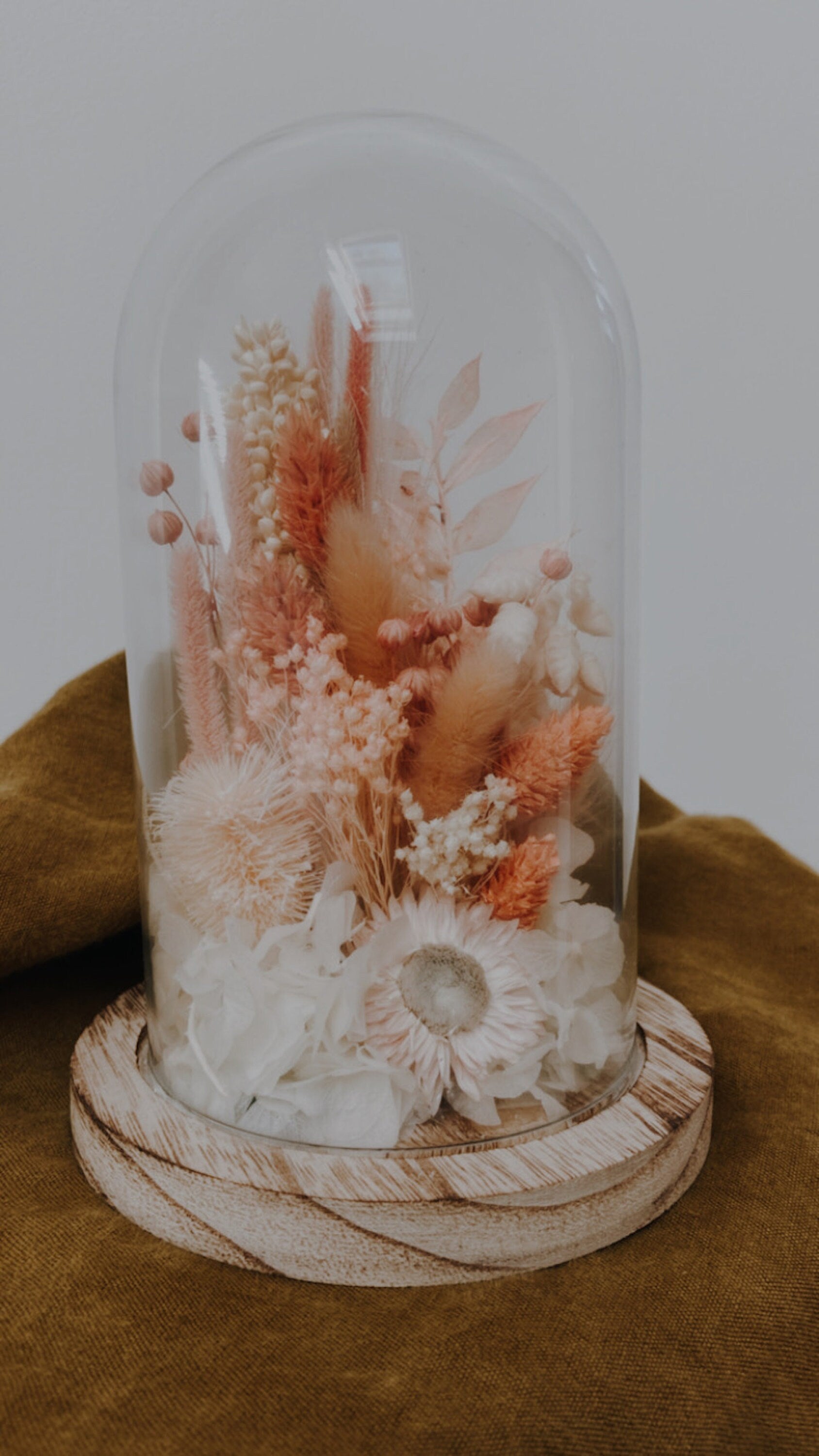 Cloche " SANDRO " décoration d' intérieur en fleurs séchées rose, corail, poudre, nude Product vendor