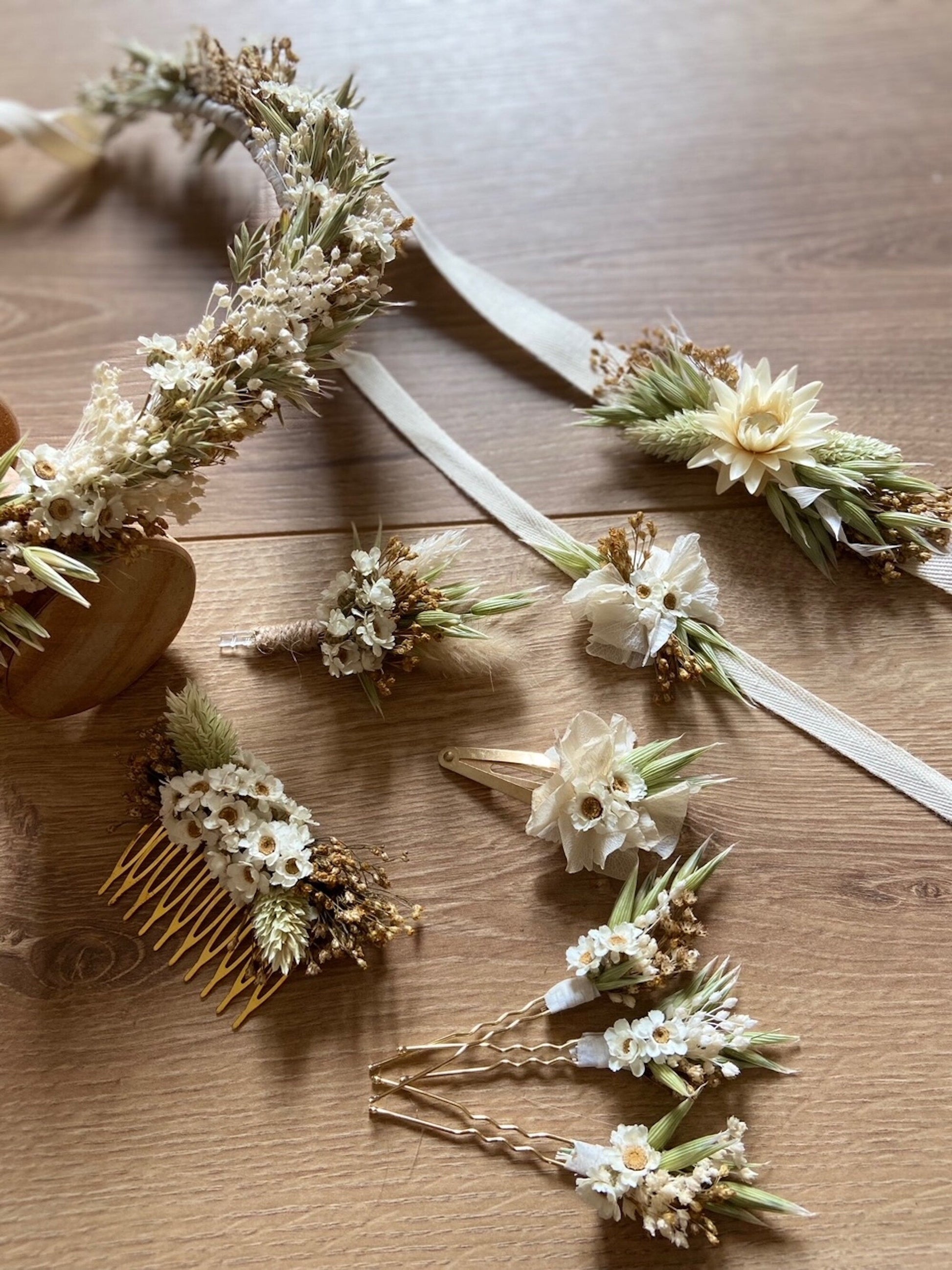 Boutonnières fleurs séchées FOLK, accessoires mariages et autres évènements. Bouquets, couronnes, boutonnières, bracelets, peignes... Product vendor