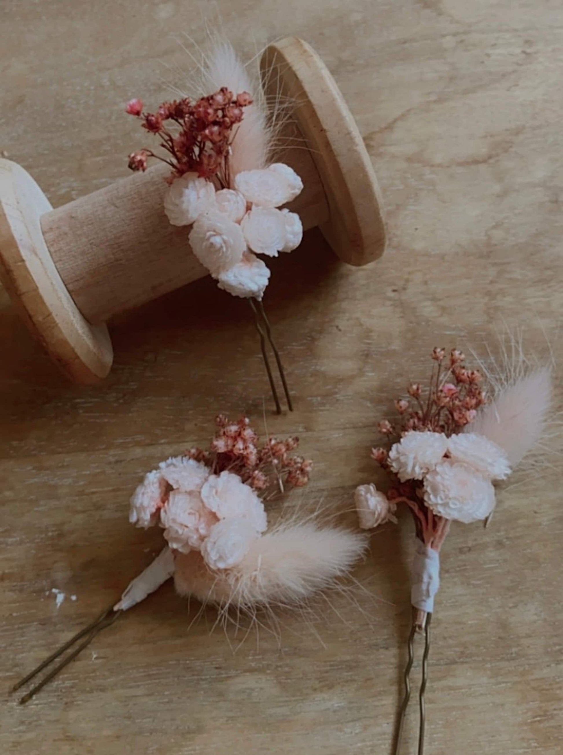 Barrettes fleurs séchées ROSA, accessoires mariages autres évènements. Bouquets,  Peignes, boutonnières, bracelets, couronnes, barrettes.. Product vendor